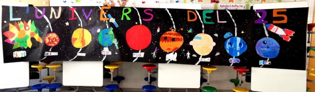 Mural educatiu sobre l'univers